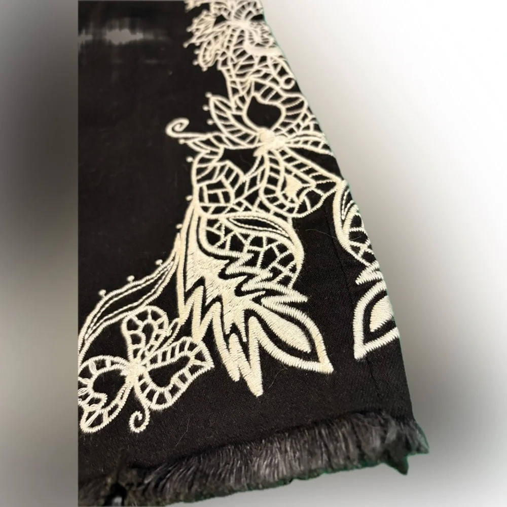 Johnny Was Embroidered Black Crop Jeans Sz 32 - Picture 4 of 9